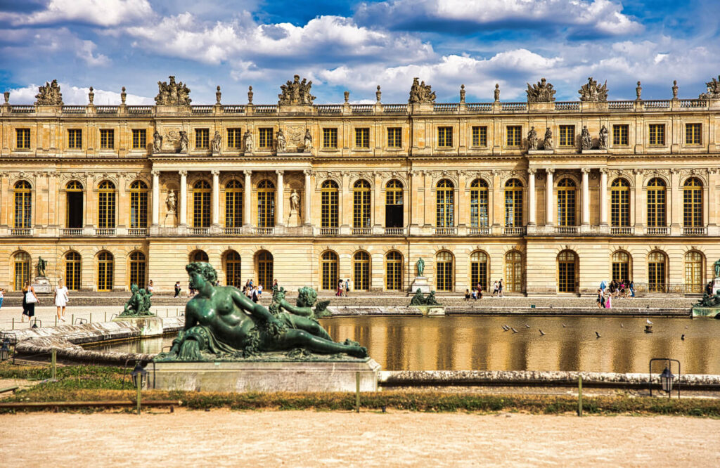 Grande vue sur le Château de Versailles avec sa magnifique architecture et ses jardins.