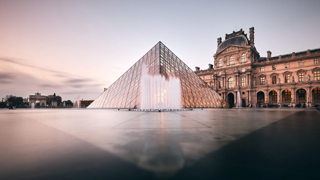 "Vue imprenable sur le musée du Louvre et sa pyramide de verre à Paris."