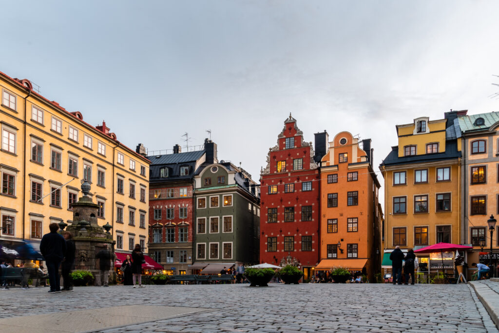 "Naturskön utsikt över Stortorget i Gamla Stan, Stockholm, med historiska byggnader och charmiga kullerstensgator som fångar den livliga atmosfären i gamla stan."