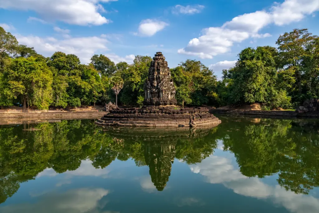 beautiful-reflection-of-neak-pean-temple