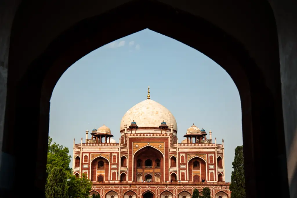 humayun-s-tomb-framed-by-arch-in-delhi-india