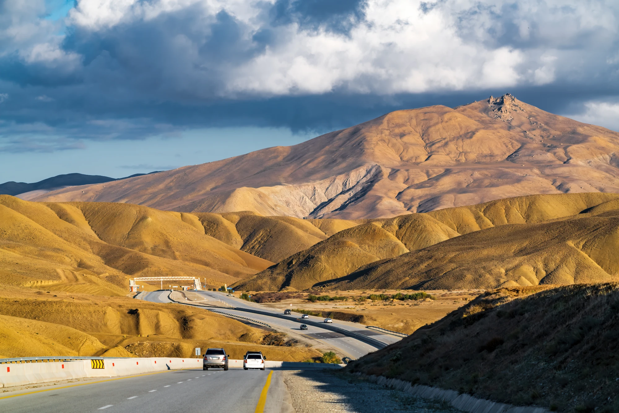 winding-road-through-a-mountain-pass-2025-09-29-08-41-32-utc winding-road-through-a-mountain-pass-2025-09-29-08-41-32-utc