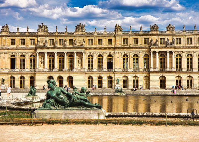 Grande vue sur le Château de Versailles avec sa magnifique architecture et ses jardins.