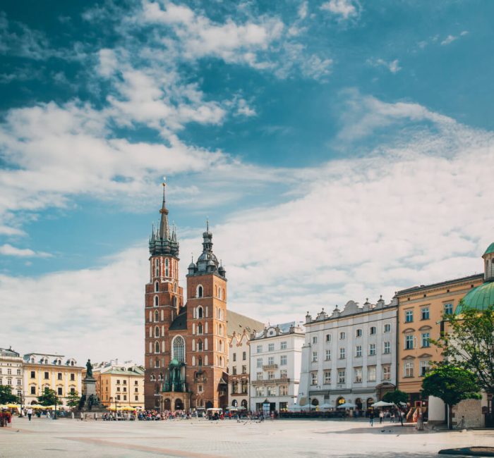 Kraków’s Old Town (1) (1) Malownicza panorama Starego Miasta w Krakowie z zabytkowymi budynkami i brukowanymi uliczkami.,
