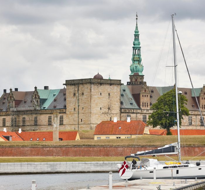 Kronborg Slot (1) Imponerende udsigt over Kronborg Slot i Danmark, der viser dens historiske arkitektur og maleriske omgivelser ved havet.