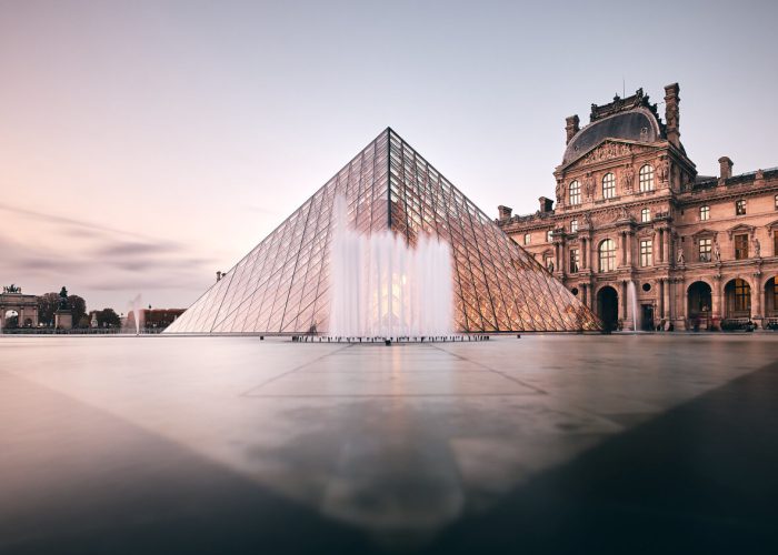 "Vue imprenable sur le musée du Louvre et sa pyramide de verre à Paris."
