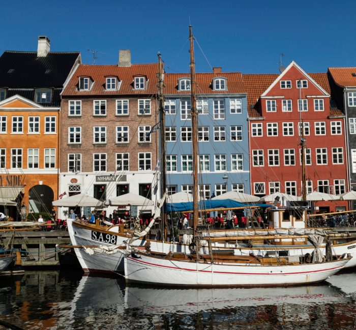 Nyhavn (1) Levende udsigt over Nyhavn i København, med farverige bygninger og både langs den maleriske kanal.