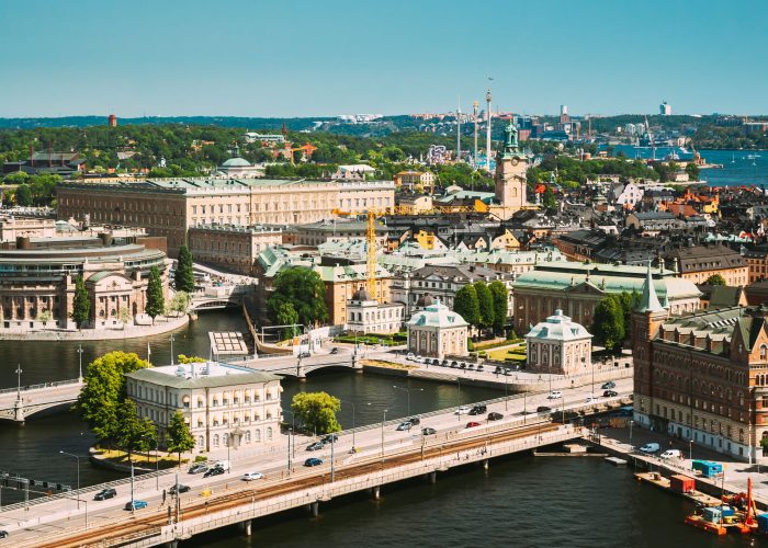 "Naturskön utsikt över Stockholms skärgård med lugna vatten och lummiga öar, som visar upp den naturliga skönheten och det fridfulla landskapet i Sveriges berömda skärgård."