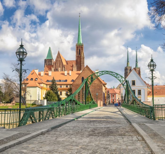 Tumski Bridge in Wroclaw, Poland (1) (1) Widok Mostu Tumskiego we Wrocławiu, w Polsce, z malowniczą rzeką i miastem w tle.