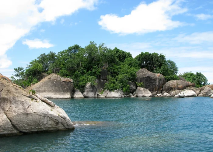rocks-on-the-monkey-bay