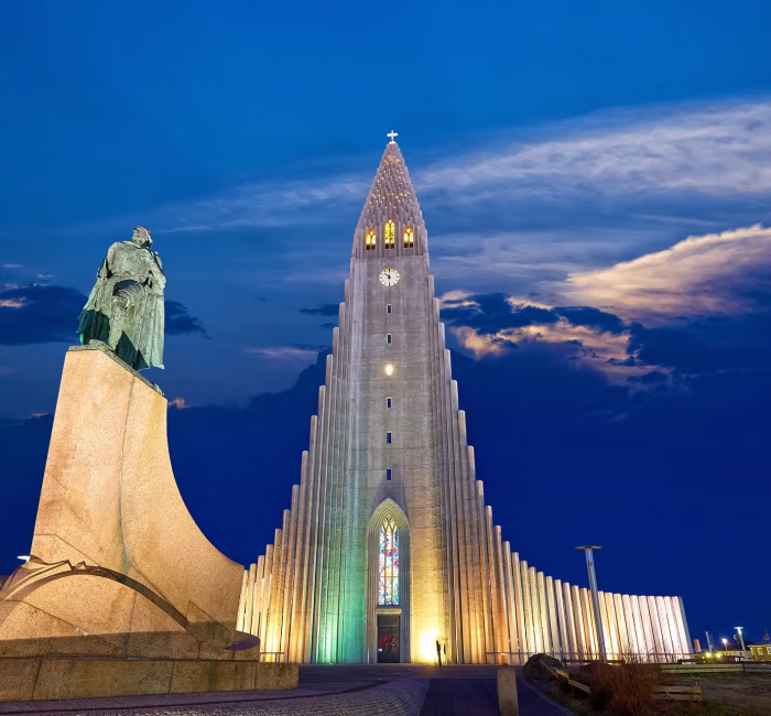hallgrimskirkja church reykjavik iceland night.jpg Illuminated Hallgrímskirkja church and Leif Erikson statue in Reykjavik, Iceland, against a dramatic dusk sky.