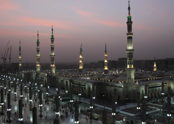moon-between-two-towers-of-the-prophet-s-mosque-in-2025-02-02-20-05-47-utc