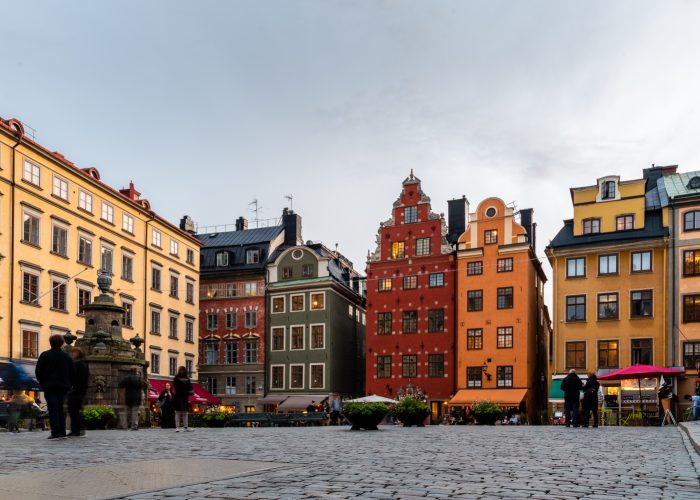"Naturskön utsikt över Stortorget i Gamla Stan, Stockholm, med historiska byggnader och charmiga kullerstensgator som fångar den livliga atmosfären i gamla stan."