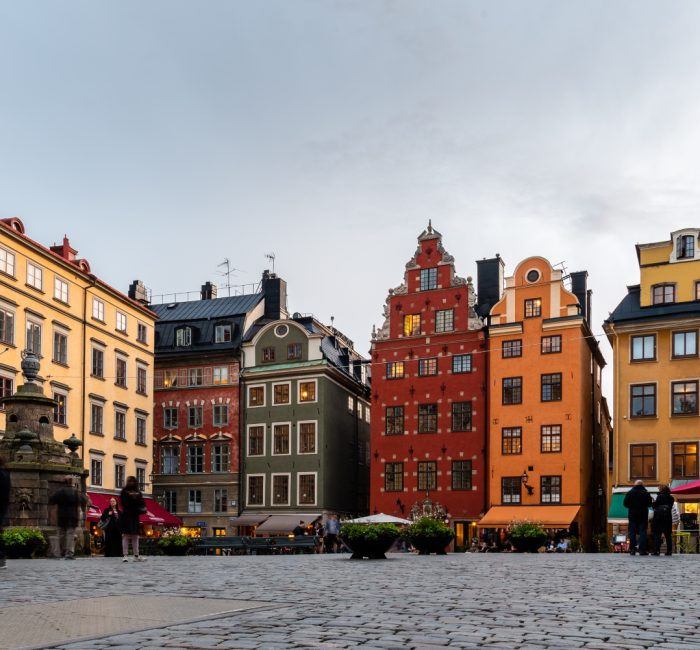scenic-view-of-stortorget-square-in-gamla-stan-in-2023-11-27-05-19-30-utc (1) "Naturskön utsikt över Stortorget i Gamla Stan, Stockholm, med historiska byggnader och charmiga kullerstensgator som fångar den livliga atmosfären i gamla stan."