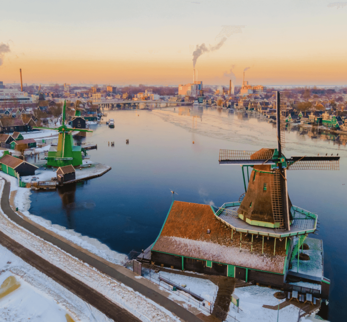 zaanse-schans-netherlands-a-dutch-windmill-village-2025-01-08-23-24-47-utc-min Nederlandse windmolens op de Zaanse Schans.